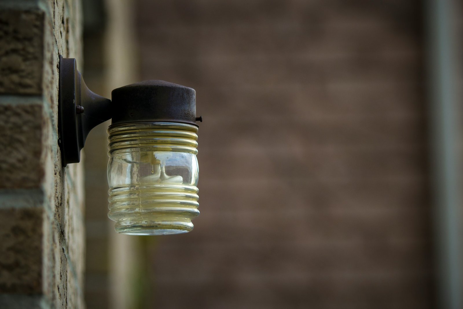 Alte Glühbirne neben moderner LED-Lampe