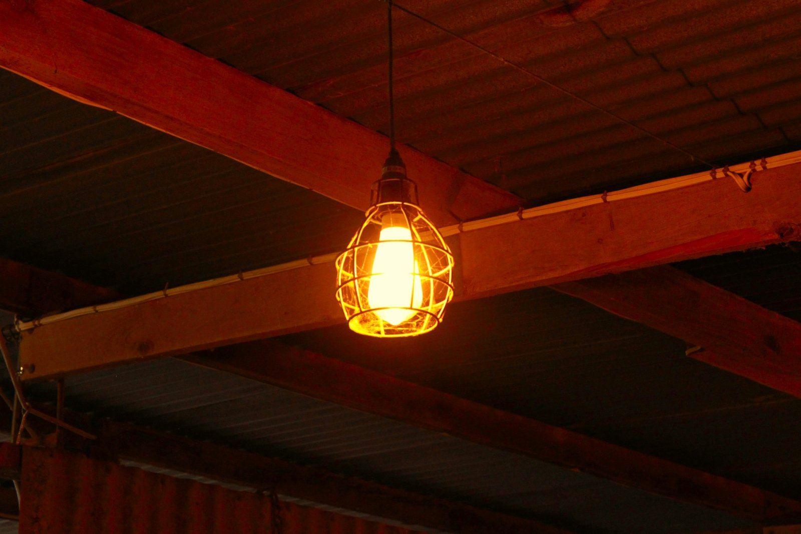 Eingeschaltete Deckenlampe in einem Wohnraum