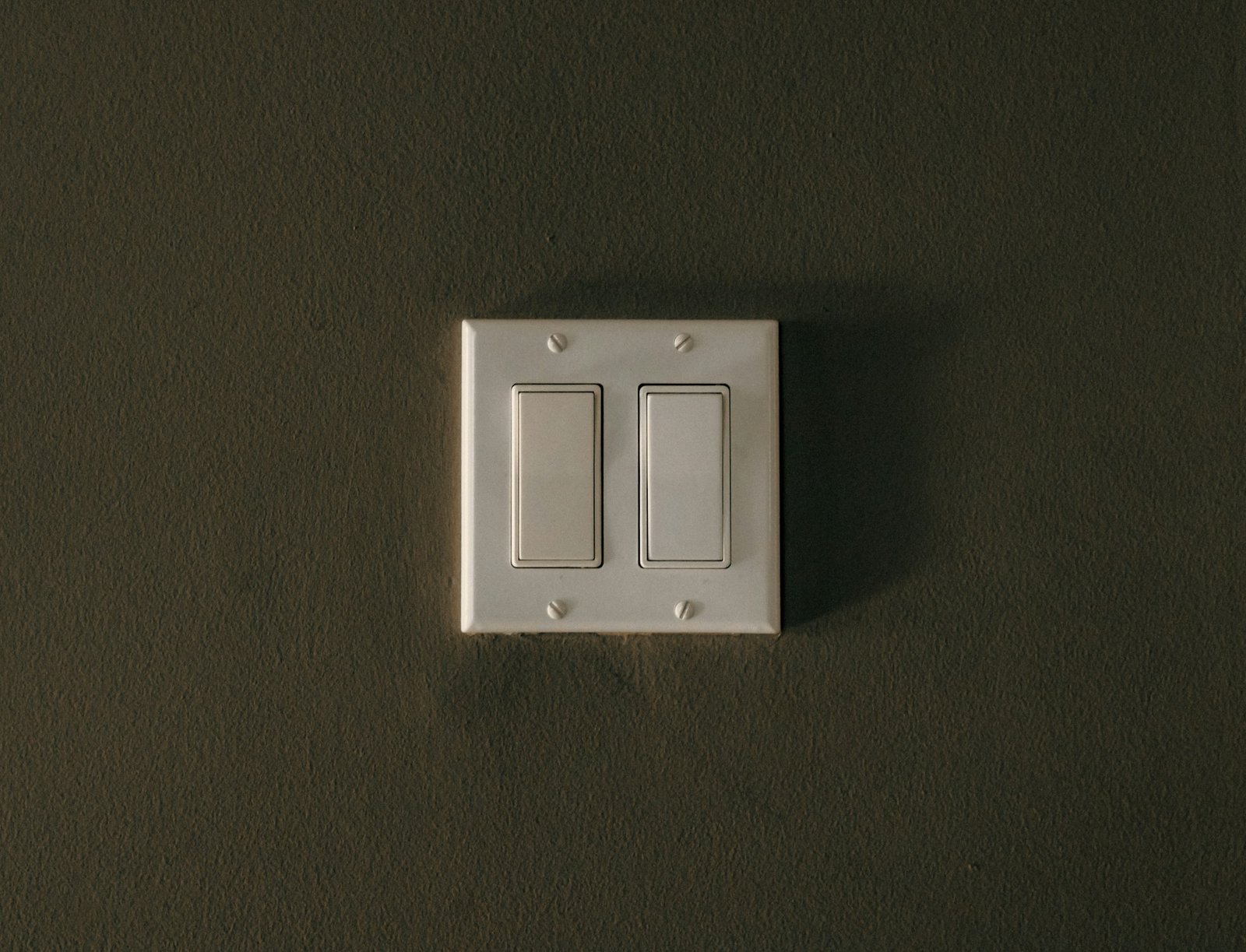 Geöffnete Schalterdose mit angeschlossenen Kabeln