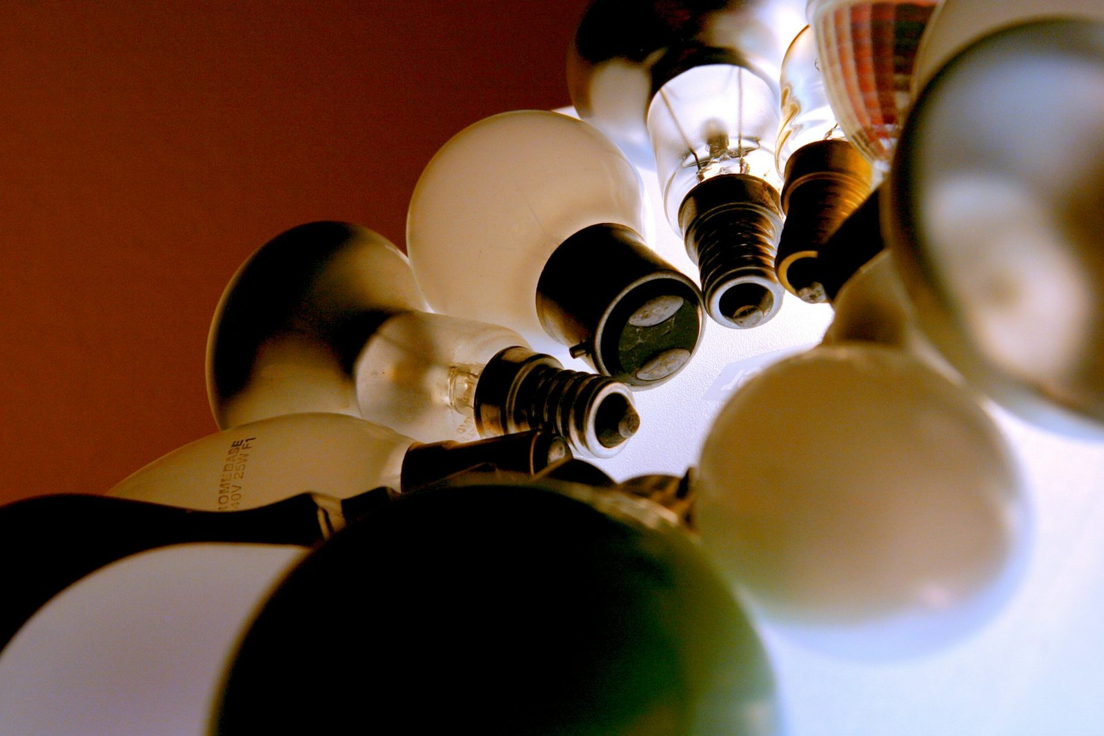 Eine Hand entfernt eine alte Glühbirne aus einer Fassung