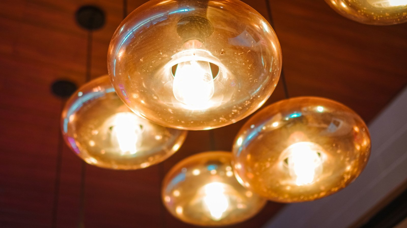 Deckenlampe in einem Raum mit eingeschaltetem Licht