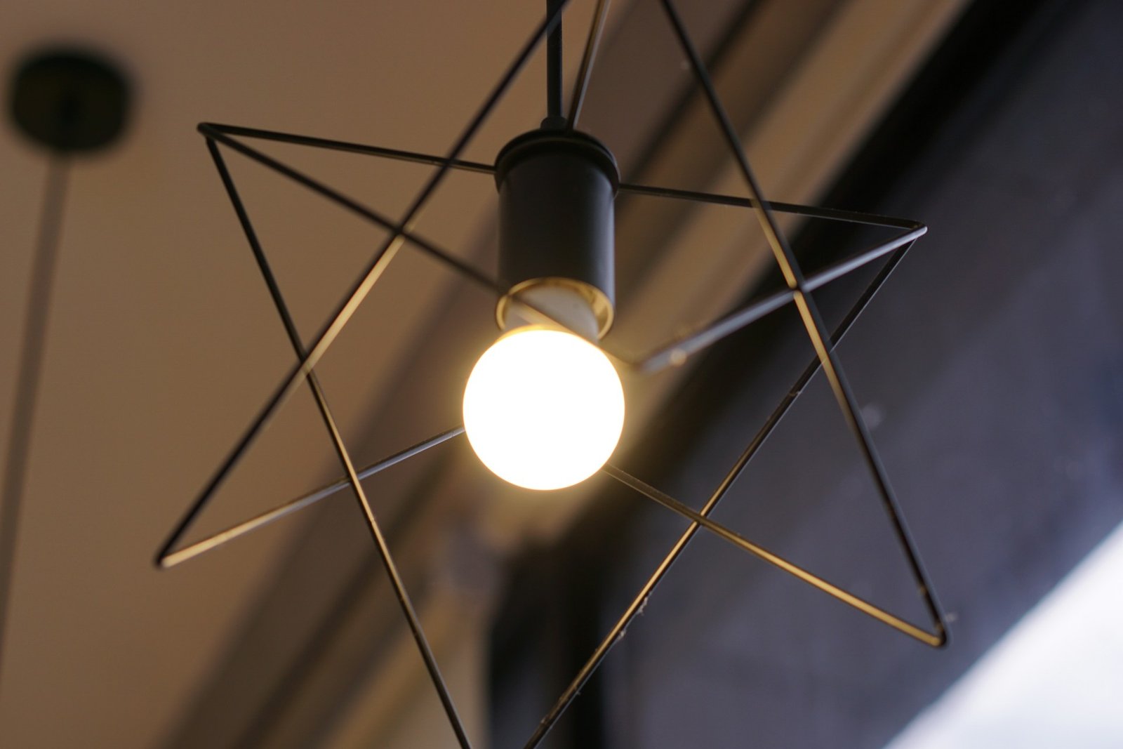 Eine E27-Lampenfassung mit sichtbaren Anschlussklemmen