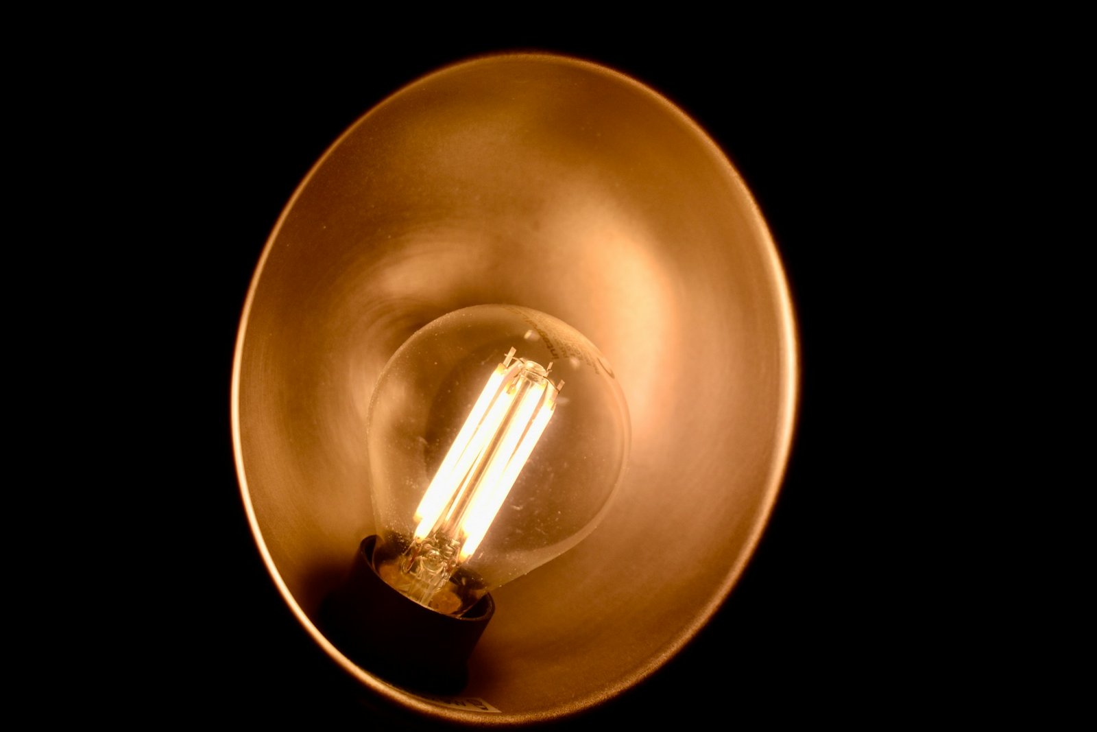 Nahaufnahme einer Lampenfassung mit sichtbaren Metallkontakten