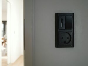 Ein Unterputz-LED-Dimmer in einer weißen Wand