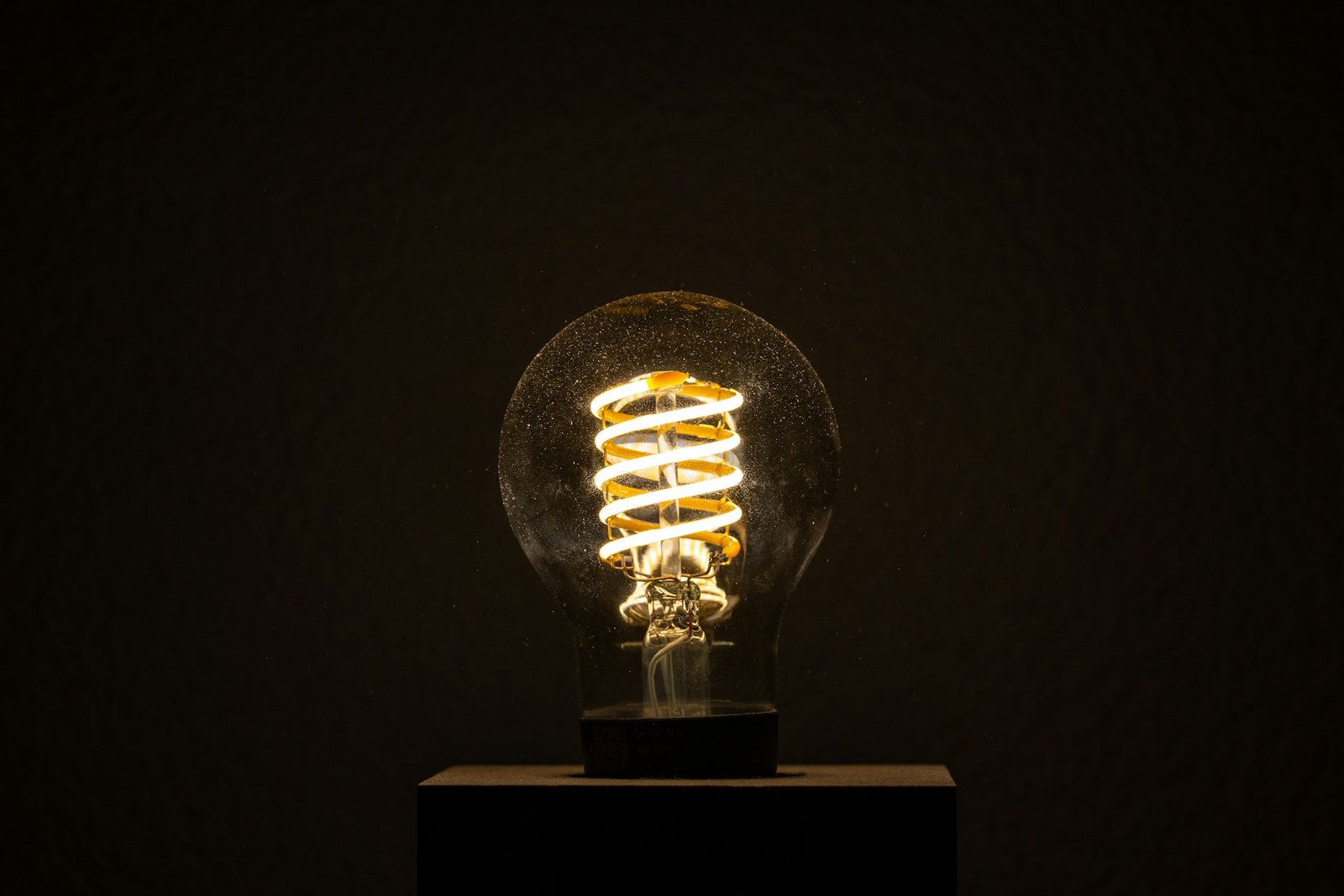 LED-Leuchtmittel in einer dunklen Fassung mit schwachem Lichtschein