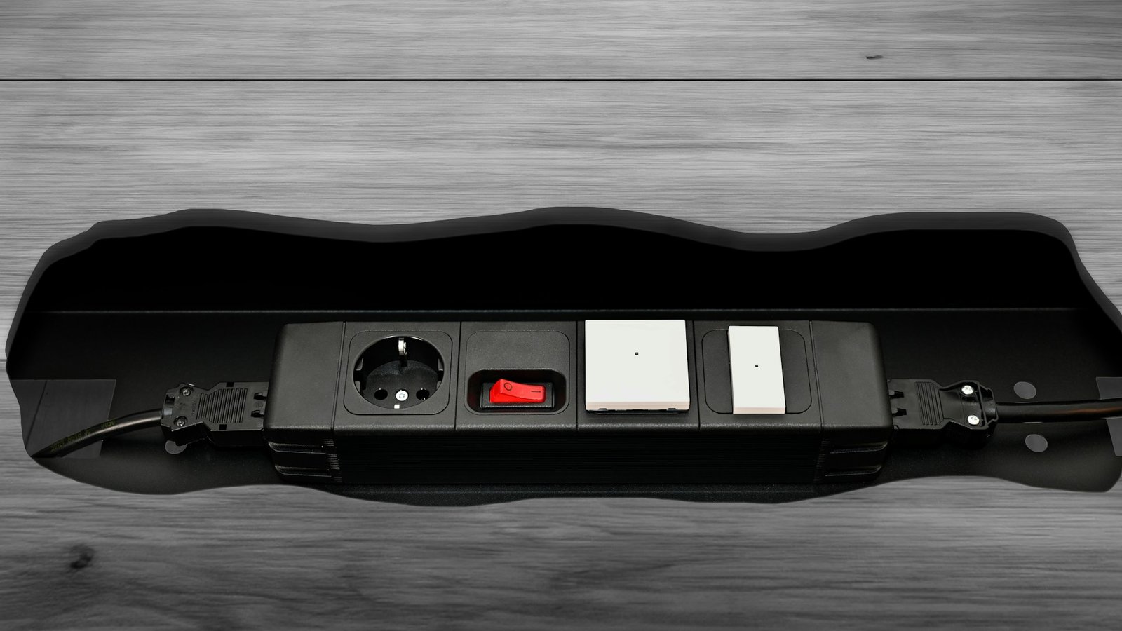 Eine Mehrfachsteckdose mit mehreren eingesteckten Steckern