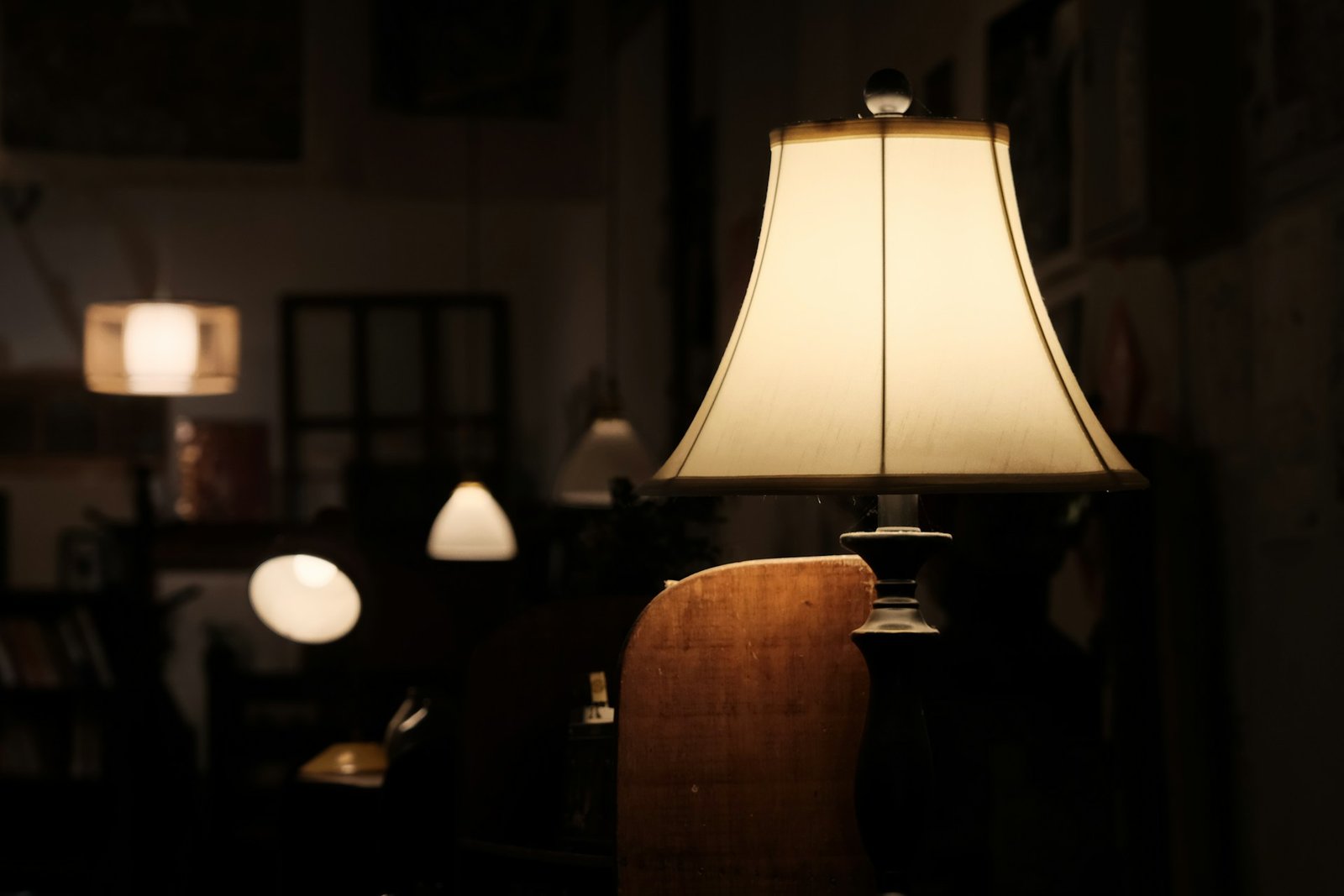 Tischlampe auf einem Beistelltisch im Wohnzimmer