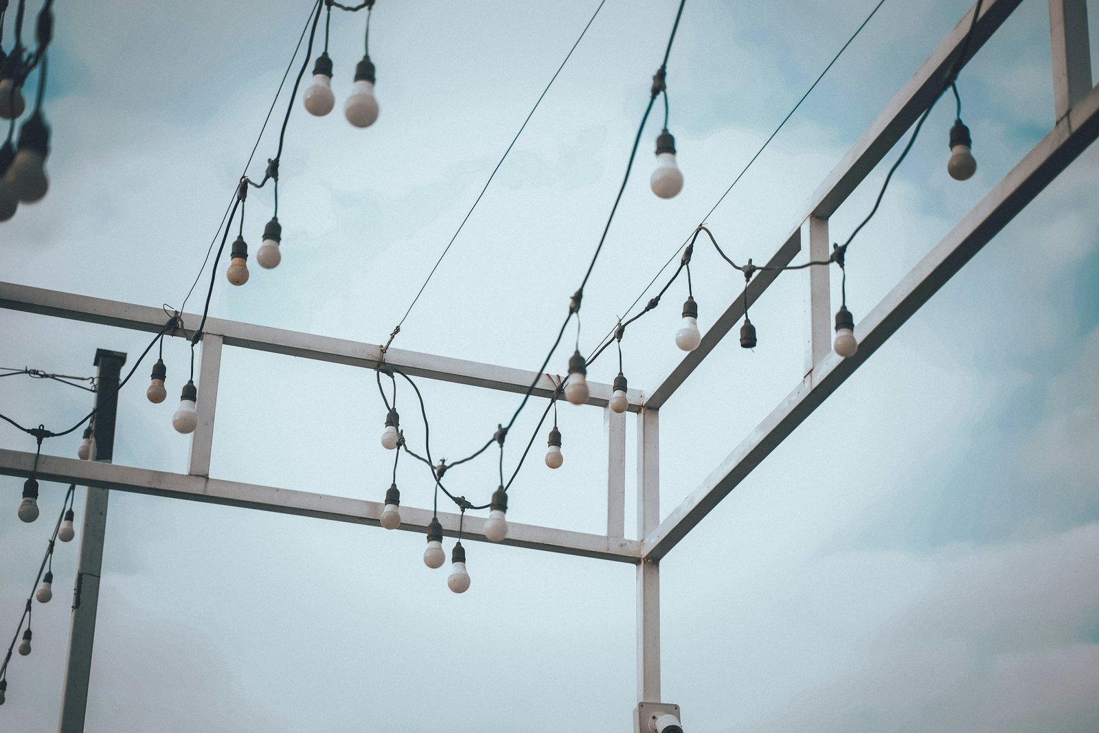 Kleiner Transformator mit angeschlossenen Kabeln