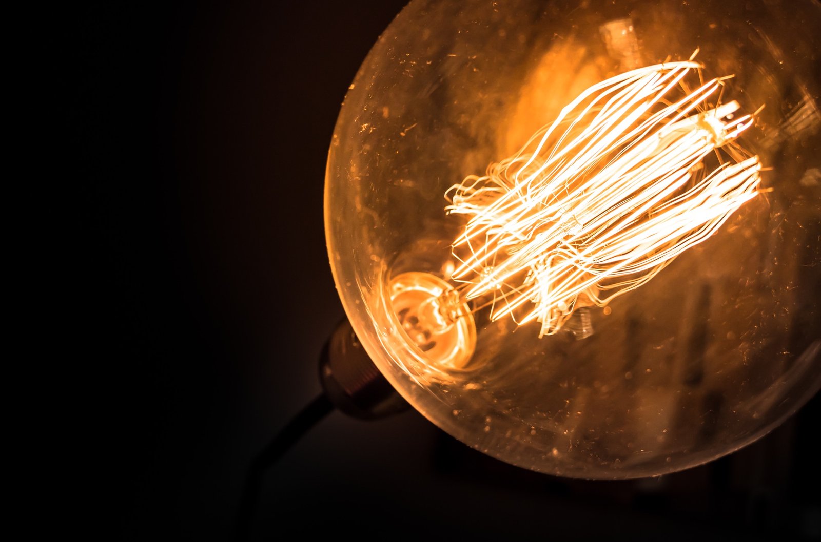 Alte Glühbirne in einer Lampe flackert