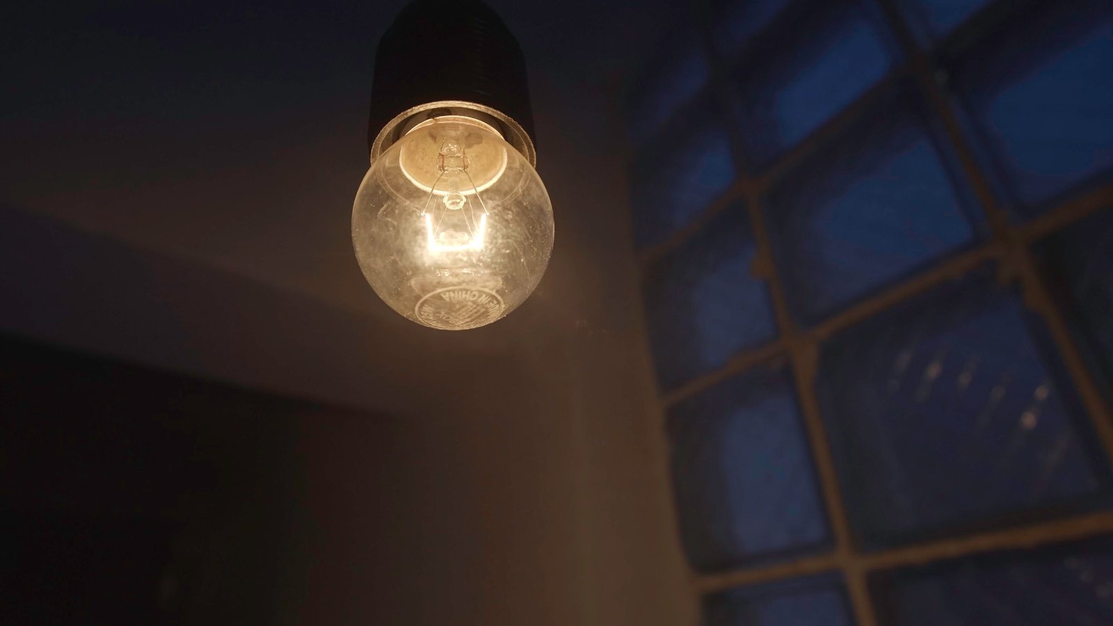 Glühlampe flackert unregelmäßig in einem Wohnzimmer