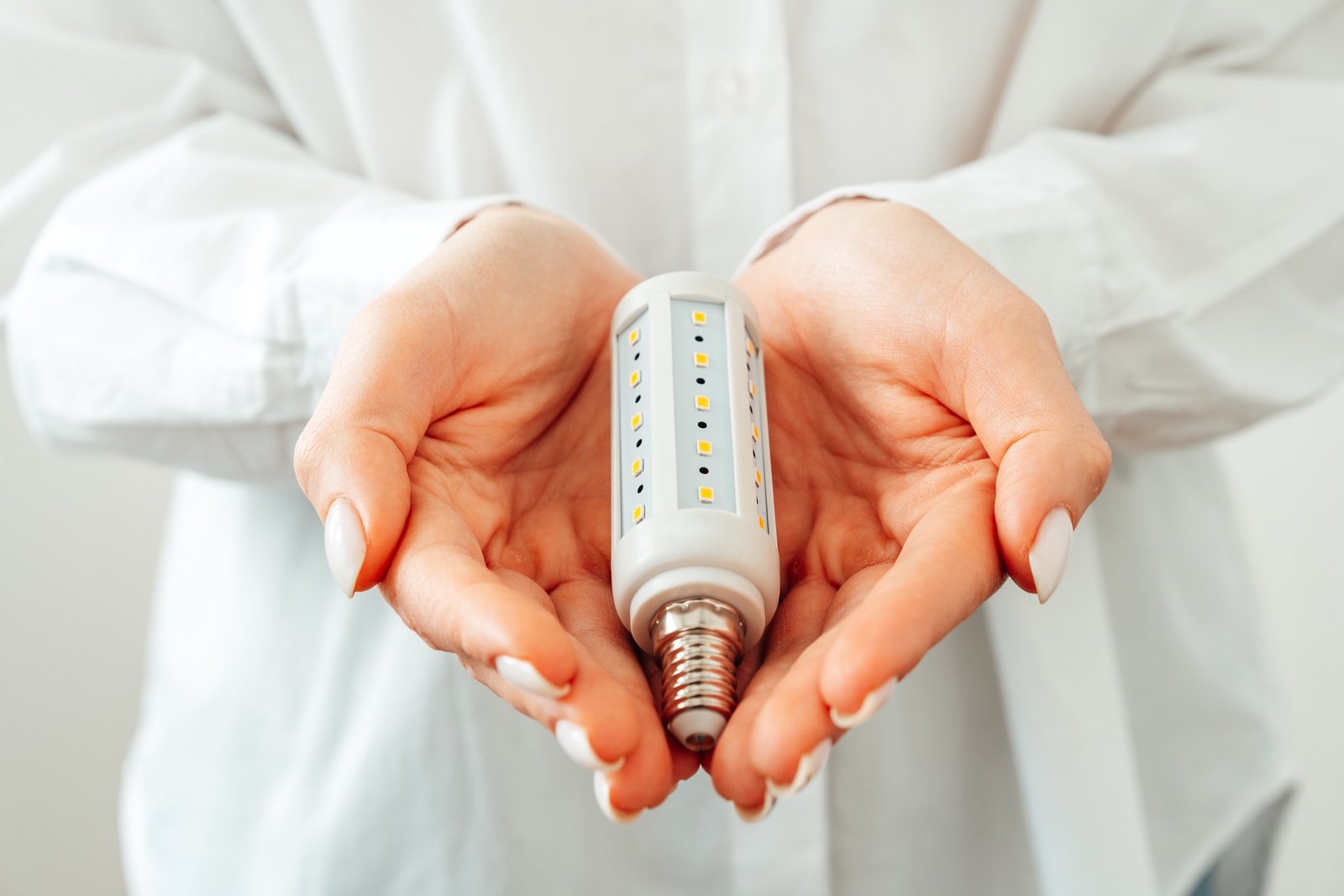 Person prüft eine LED-Lampe bei der Fehlersuche